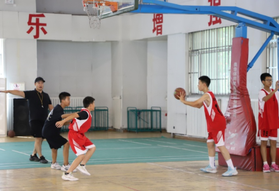 赛场跳动的身影学校操场上练习的孩子一