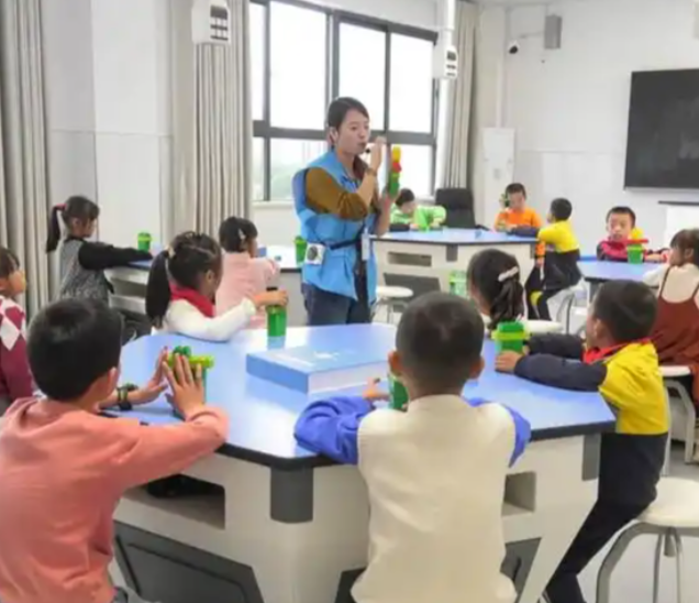 自由日活动让不同混龄班的幼儿在走班过