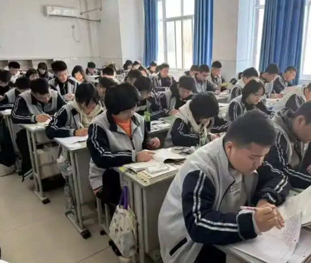 根据每个孩子的学习状况实时调整教育策