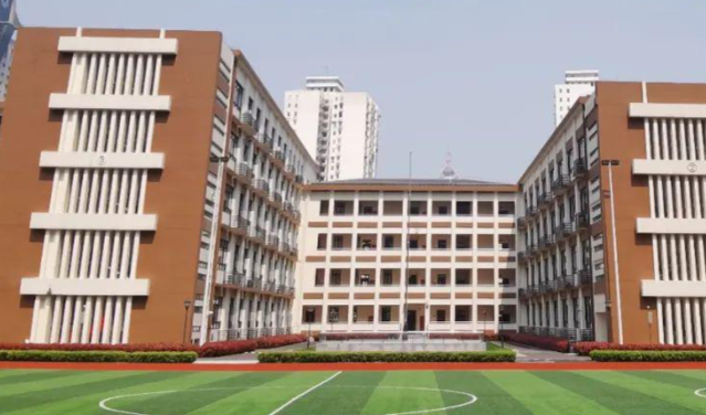 路灯信号灯与地下管网同步配齐为校区师